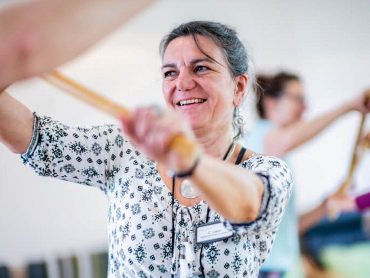 Patienten trainieren in der Tanztherapie mit Stöcken