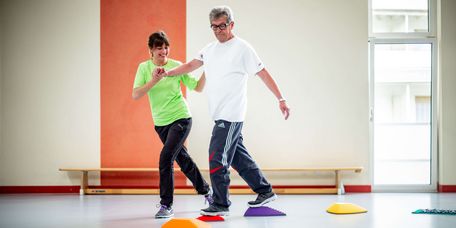Patient trainiert seinen Gleichgewichtssinn