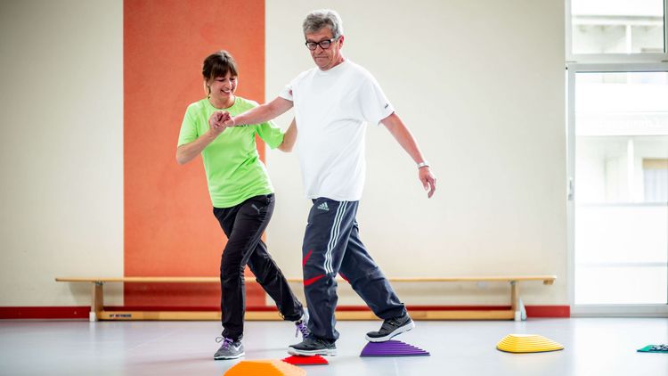 Patient trainiert seinen Gleichgewichtssinn