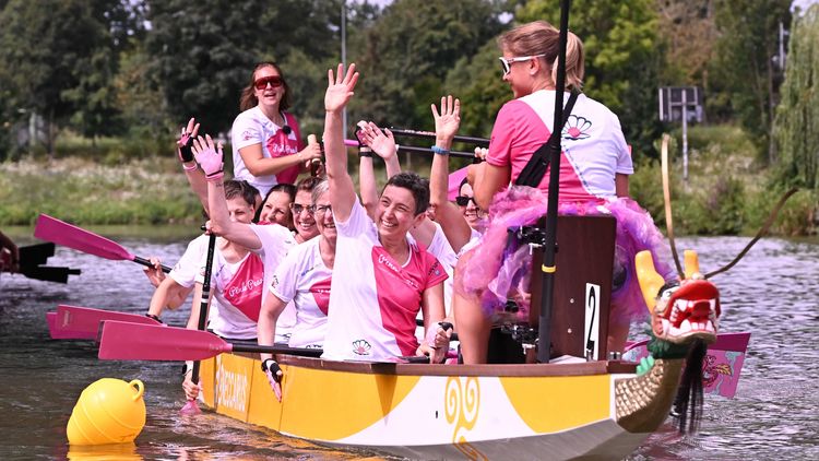 Gemeinsam paddeln die Pink Pearls in einem Boot