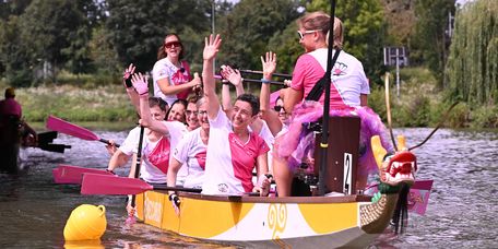 Gemeinsam paddeln die Pink Pearls in einem Boot