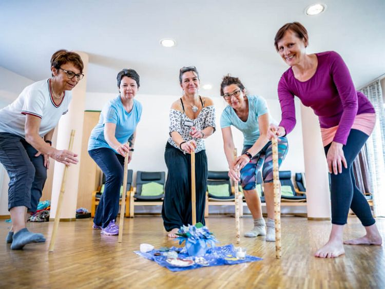 Therapeutin motiviert Patientinnen in der Tanztherapie