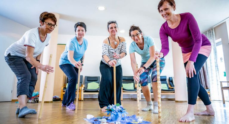 Therapeutin motiviert Patientinnen in der Tanztherapie