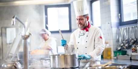 Koch bereitet frische Speisen zu