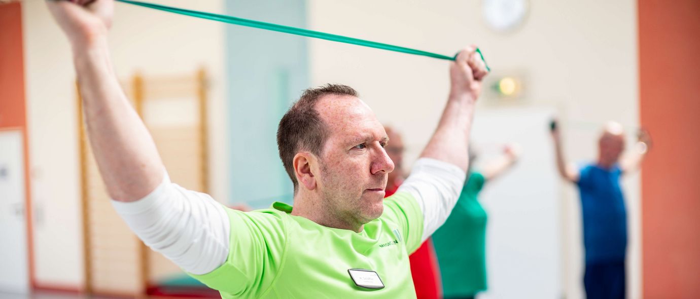 Patient trainiert mit Fitnessband
