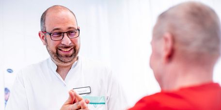 Pflegekräfte desinfizieren ihre Hände