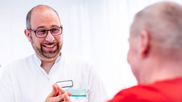 Pflegekräfte desinfizieren ihre Hände