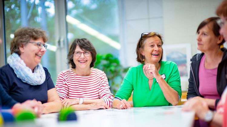Eine Patientengruppe bastelt in der Ergotherapie