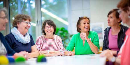 Eine Patientengruppe bastelt in der Ergotherapie