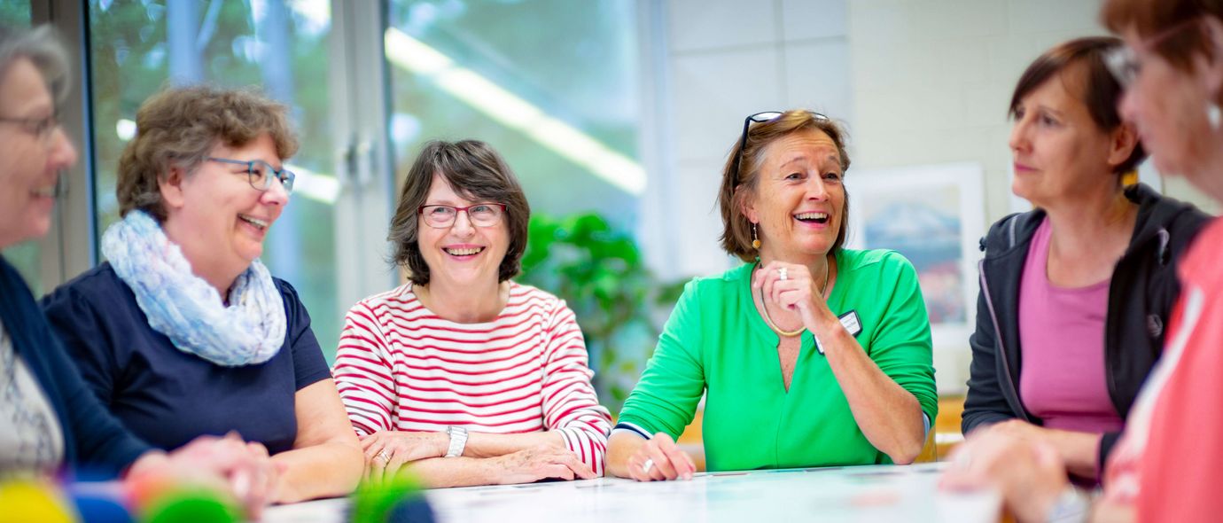 Eine Patientengruppe bastelt in der Ergotherapie