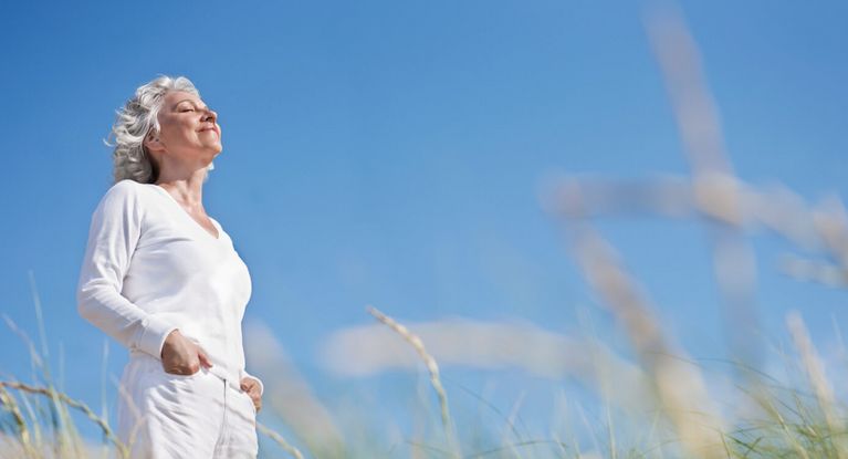 Eine Frau entspannt in der Natur
