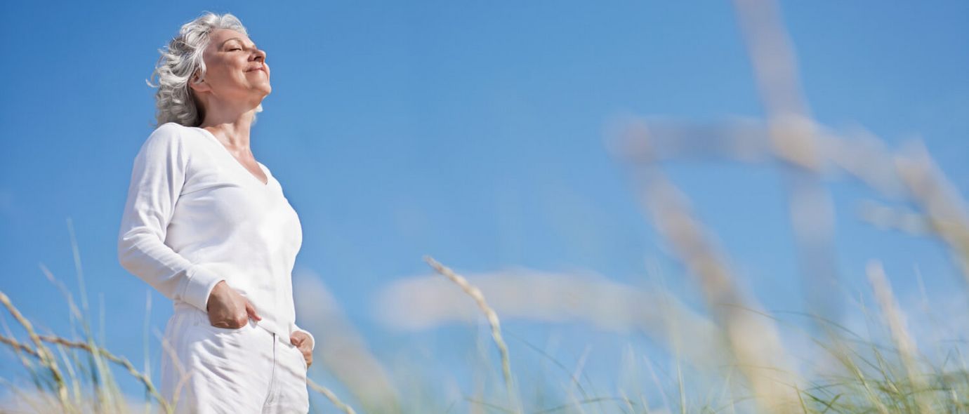 Eine Frau entspannt in der Natur