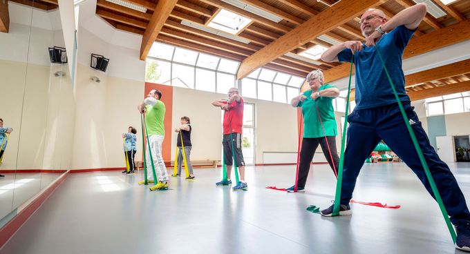 Patienten trainieren in der Gruppe mit Therabändern