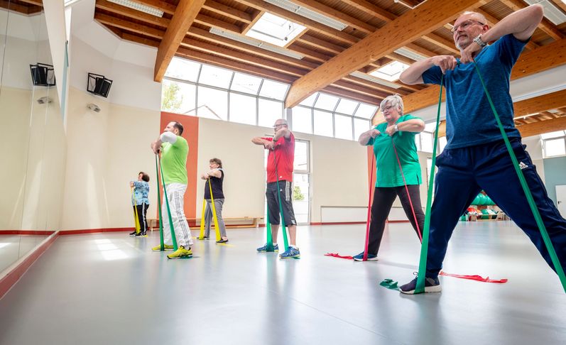 Patienten trainieren in der Gruppe mit Therabändern