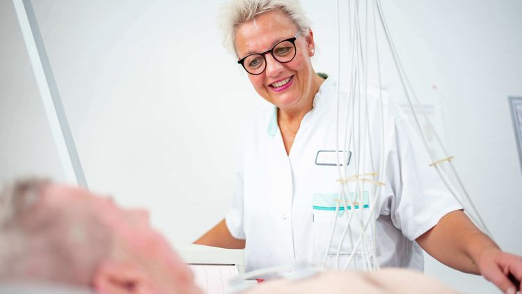 Pflegekraft spricht mit Patient