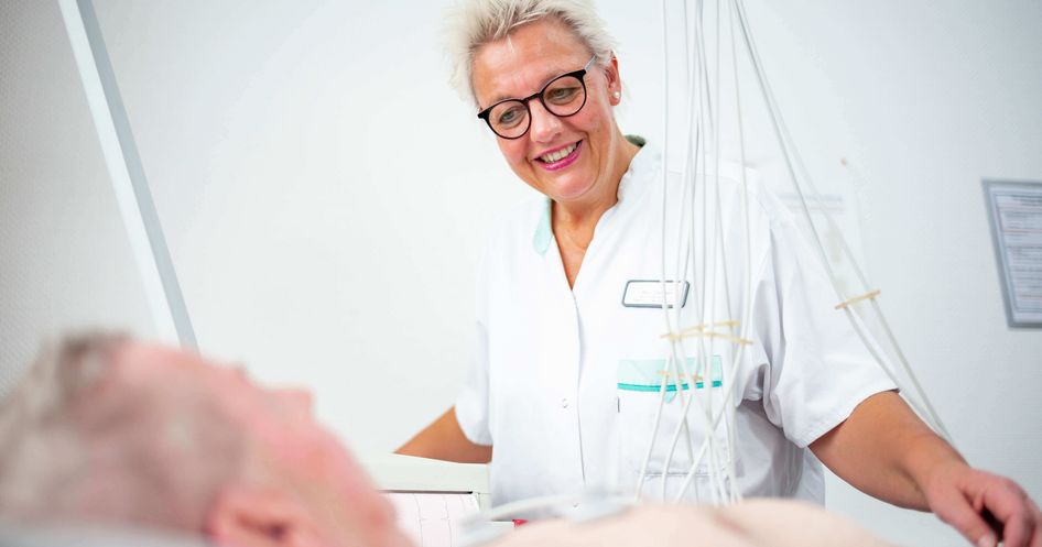 Pflegekraft spricht mit Patient